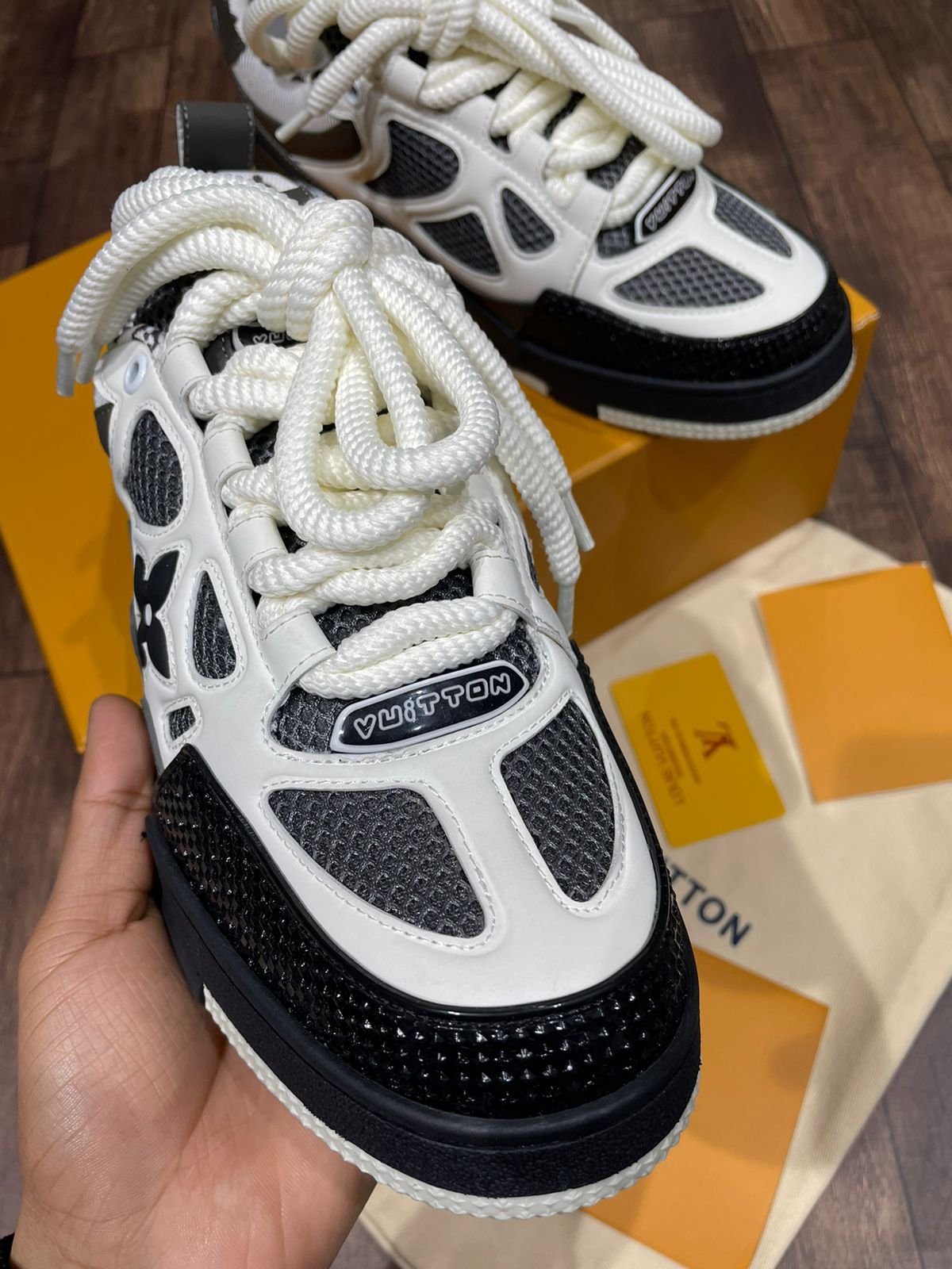 LOUIS VUITTON || BASKETS UNISEXES MONOGRAMME EN CUIR UNISEXE, STYLE URBAIN