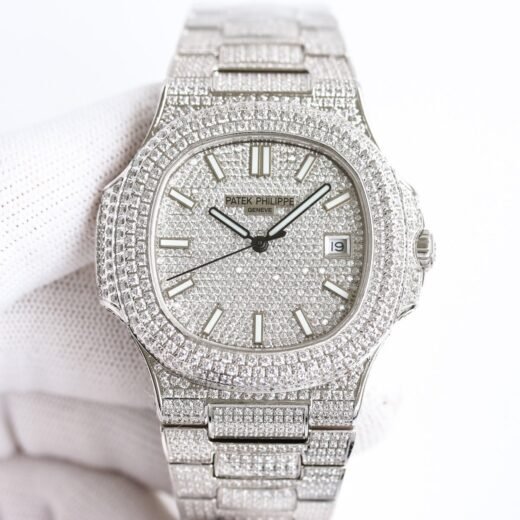 Patek Philippe Montre de luxe pavée argentée – édition intégrale sertie de pierres scintillantes