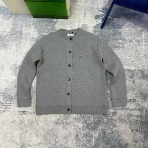 Miu Miu Cardigan en maille logo brodé – Classique et Élégant