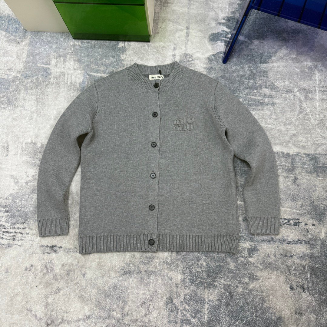 Miu Miu Cardigan en maille logo brodé – Classique et Élégant