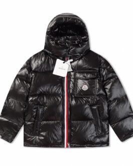 Doudoune Moncler Noire Brillante à Capuche – Design Tricolore Élégant