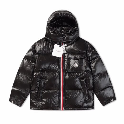Moncler Doudoune Noire Brillante à Capuche – Design Tricolore Élégant