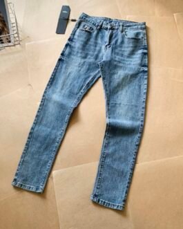 Jean Fendi en denim bleu clair avec logo brodé – Collection de luxe