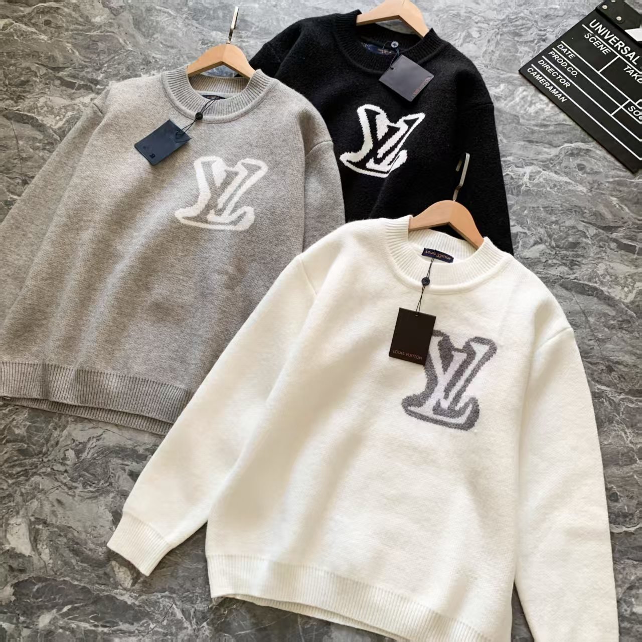 Louis Vuitton Pull brodé LV en laine – Logo emblématique
