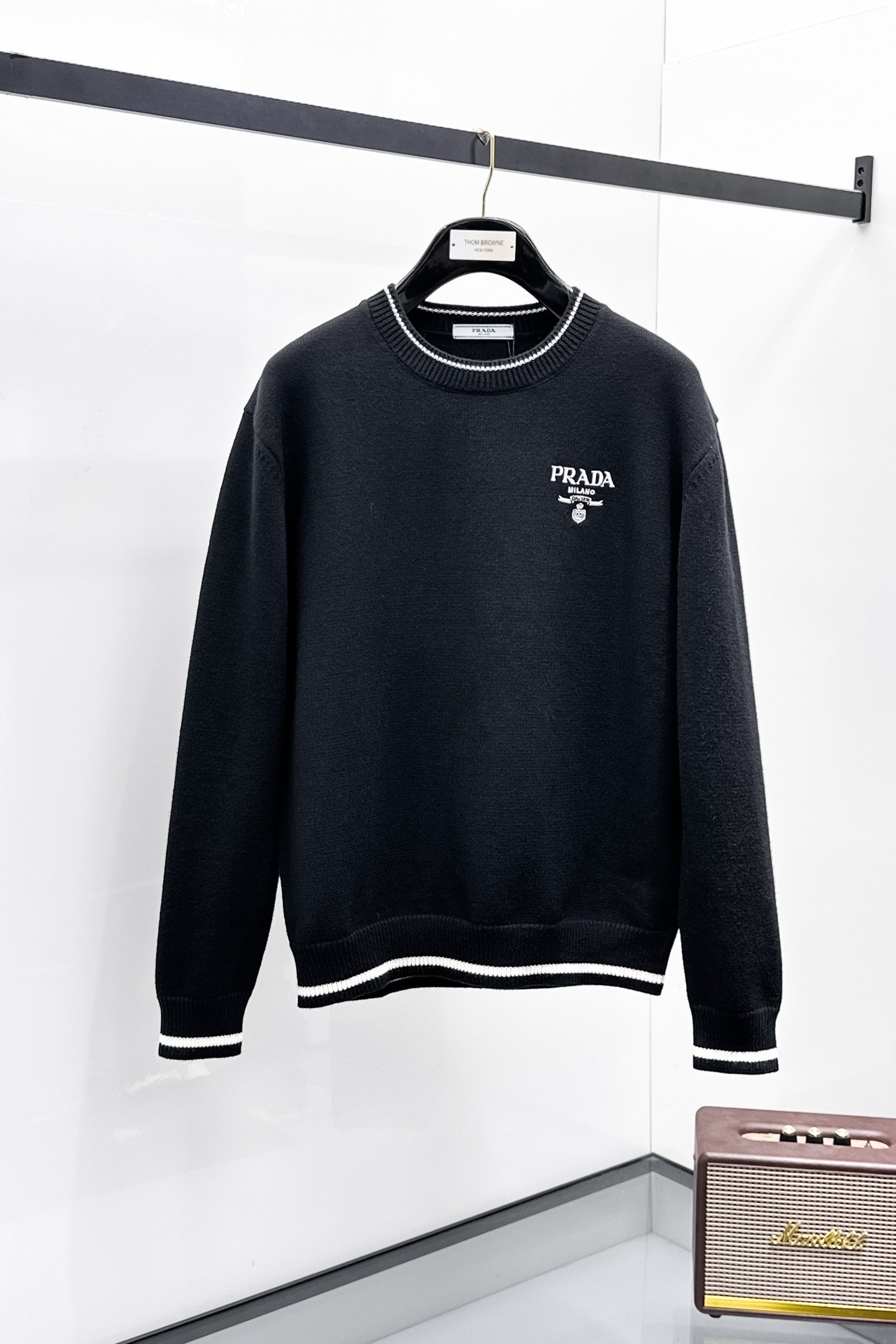 Prada Pull Noir Col Rond Logo Brodé Milano