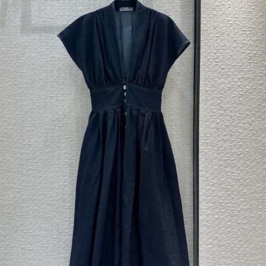 Dior Robe en denim bleu à taille cintrée et boutons dorés