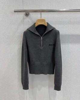 Pull zippé gris Miu Miu en maille douce – Col montant chic et décontracté
