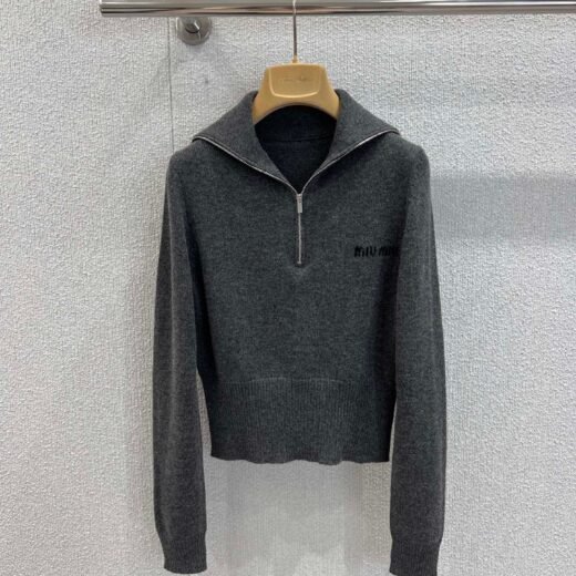 Miu Miu Pull zippé gris en maille douce – Col montant chic et décontracté
