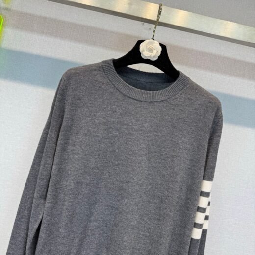Thom Browne Pull gris à rayures blanches sur la manche – Maille fine avec boutons latéraux