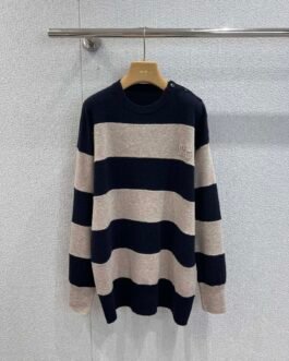Pull rayé Miu Miu bleu marine et beige – Maille douce avec boutons sur l’épaule