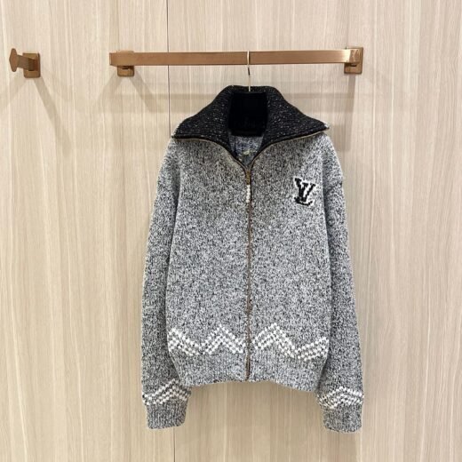 Louis Vuitton Pull zippé gris chiné – Col montant contrastant et motif dos “bateau Vuitton”
