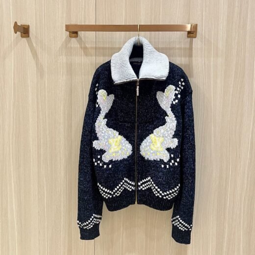 Louis Vuitton Pull zippé noir et gris – Motif lapins brodés et col montant contrastant