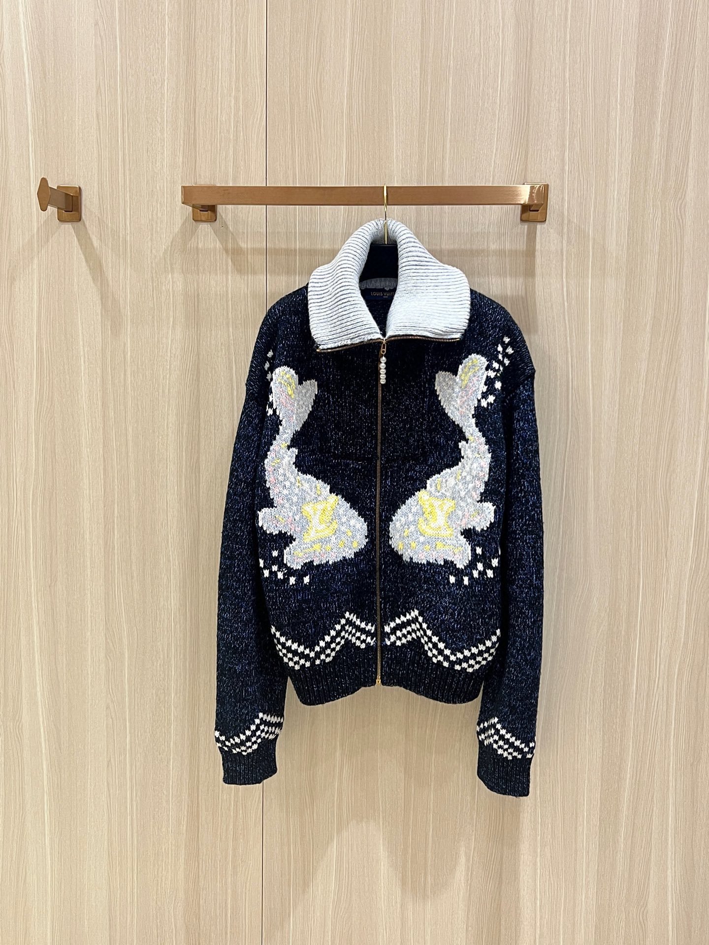 Louis Vuitton Pull zippé noir et gris – Motif lapins brodés et col montant contrastant
