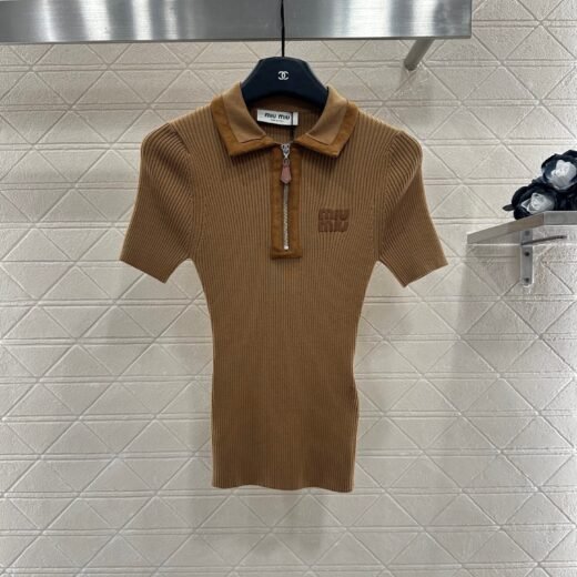 Miu Miu Polo camel en maille côtelée – Col zippé suédé et logo brodé