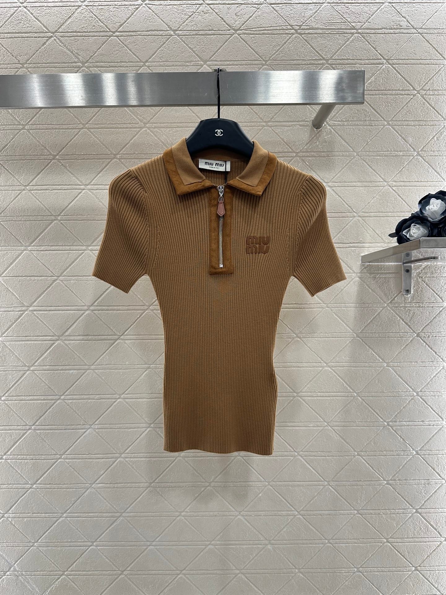 Miu Miu Polo camel en maille côtelée – Col zippé suédé et logo brodé