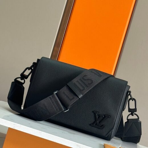 Louis Vuitton Sacoche Taïga cuir grainé noir