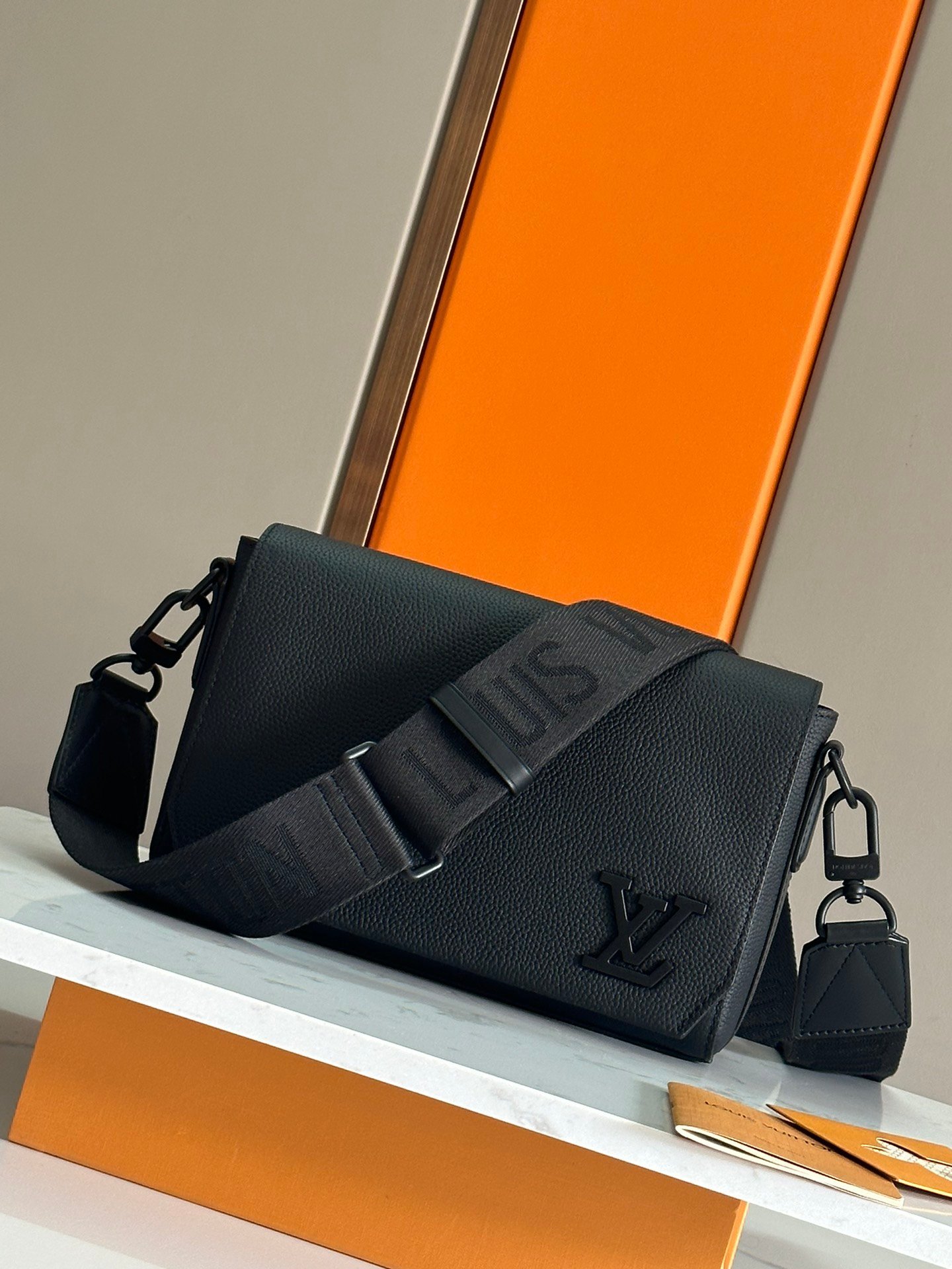 Louis Vuitton Sacoche Taïga cuir grainé noir