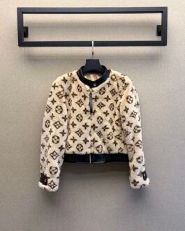 Veste courte Louis Vuitton en fourrure beige monogramme avec finitions cuir noir