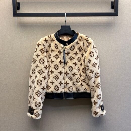 Louis Vuitton Veste courte en fourrure beige monogramme avec finitions cuir noir
