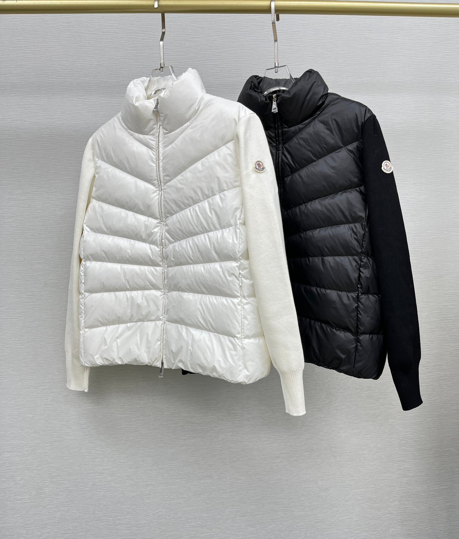 Moncler Doudoune légère en nylon avec manches en maille – blanc ou noir