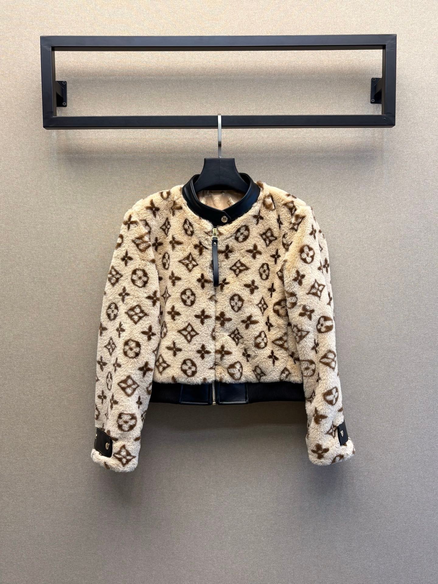 Louis Vuitton Veste monogramme luxe en peluche douce – Élégance intemporelle
