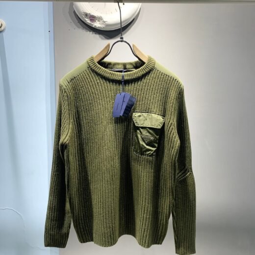 Prada Pull en laine côtelée vert kaki – Détail poche nylon signature