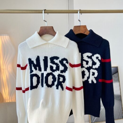 Dior Pull “Miss Dior” en laine avec col polo – blanc ou bleu marine