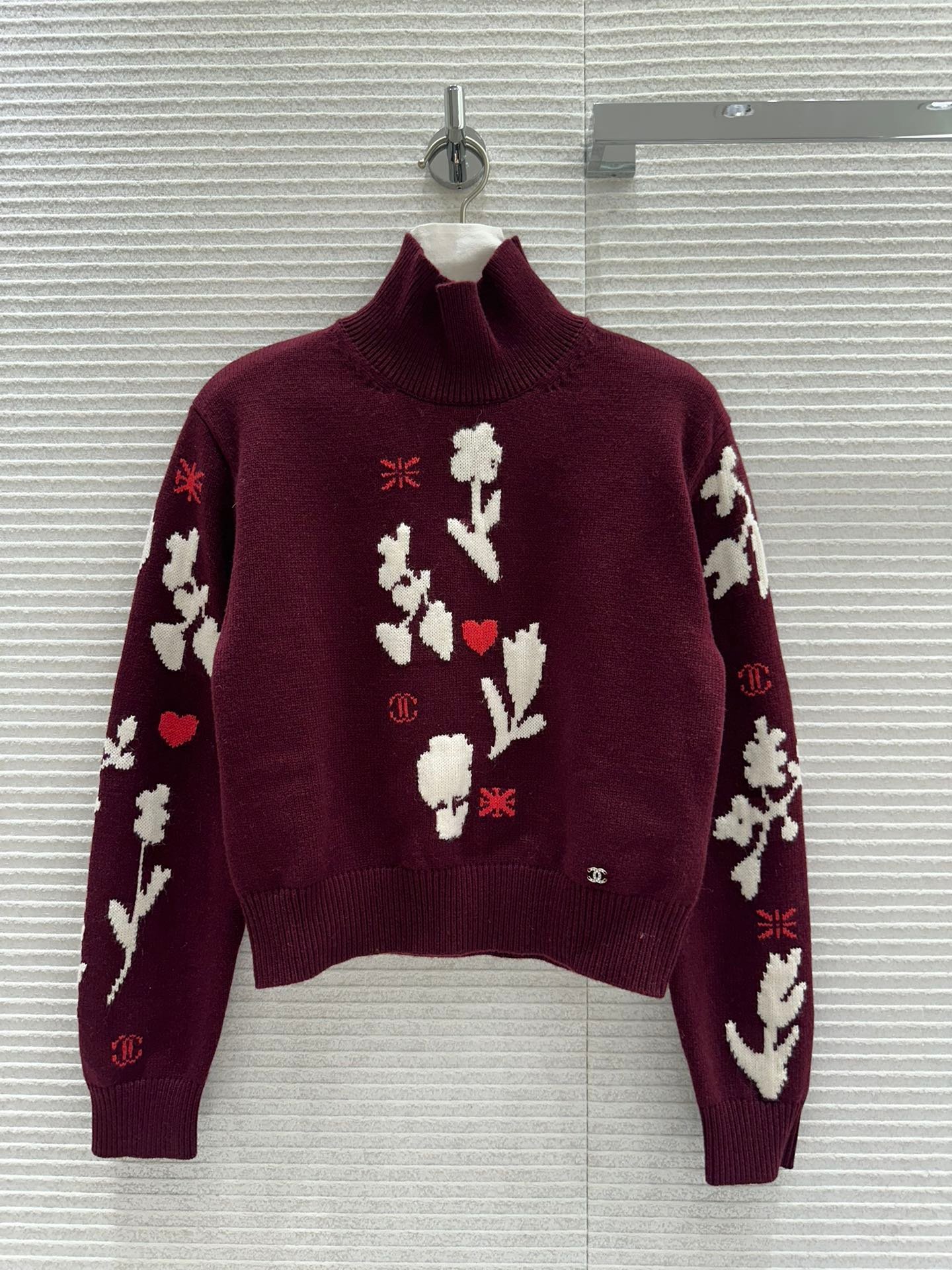 Chanel Pull en cachemire bordeaux à motifs floraux et cœurs