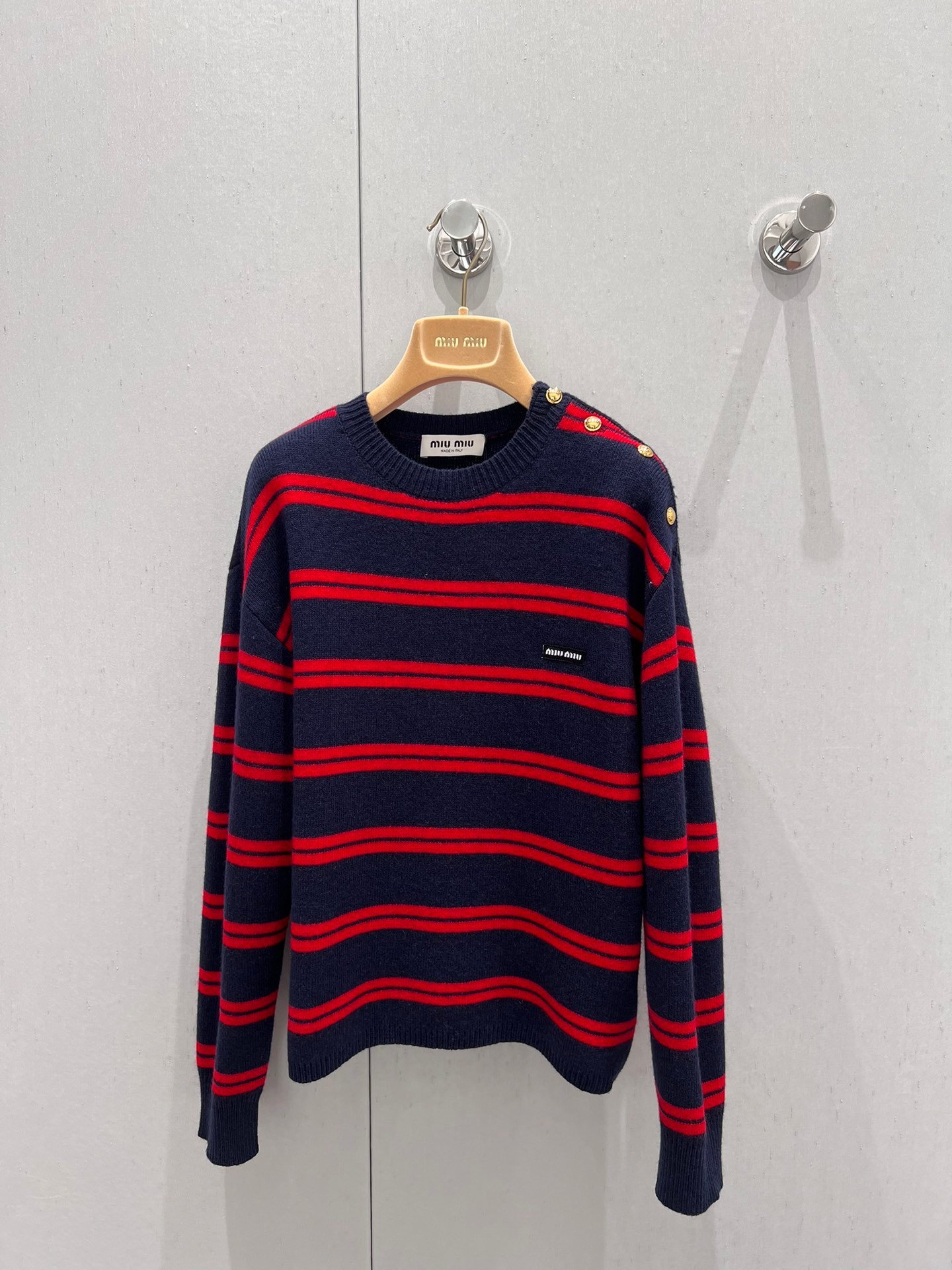 Miu Miu Pull rayé en laine – Élégance classique et détails dorés