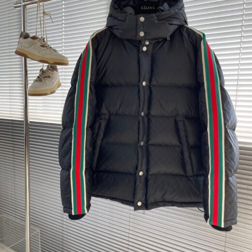 Gucci Doudoune noire – Bandes emblématiques vertes et rouges