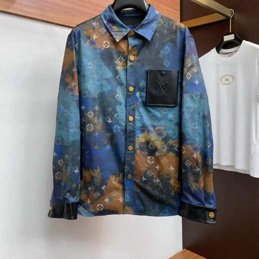 Louis Vuitton Chemise à motif artistique Monogram – édition premium avec détails cuir