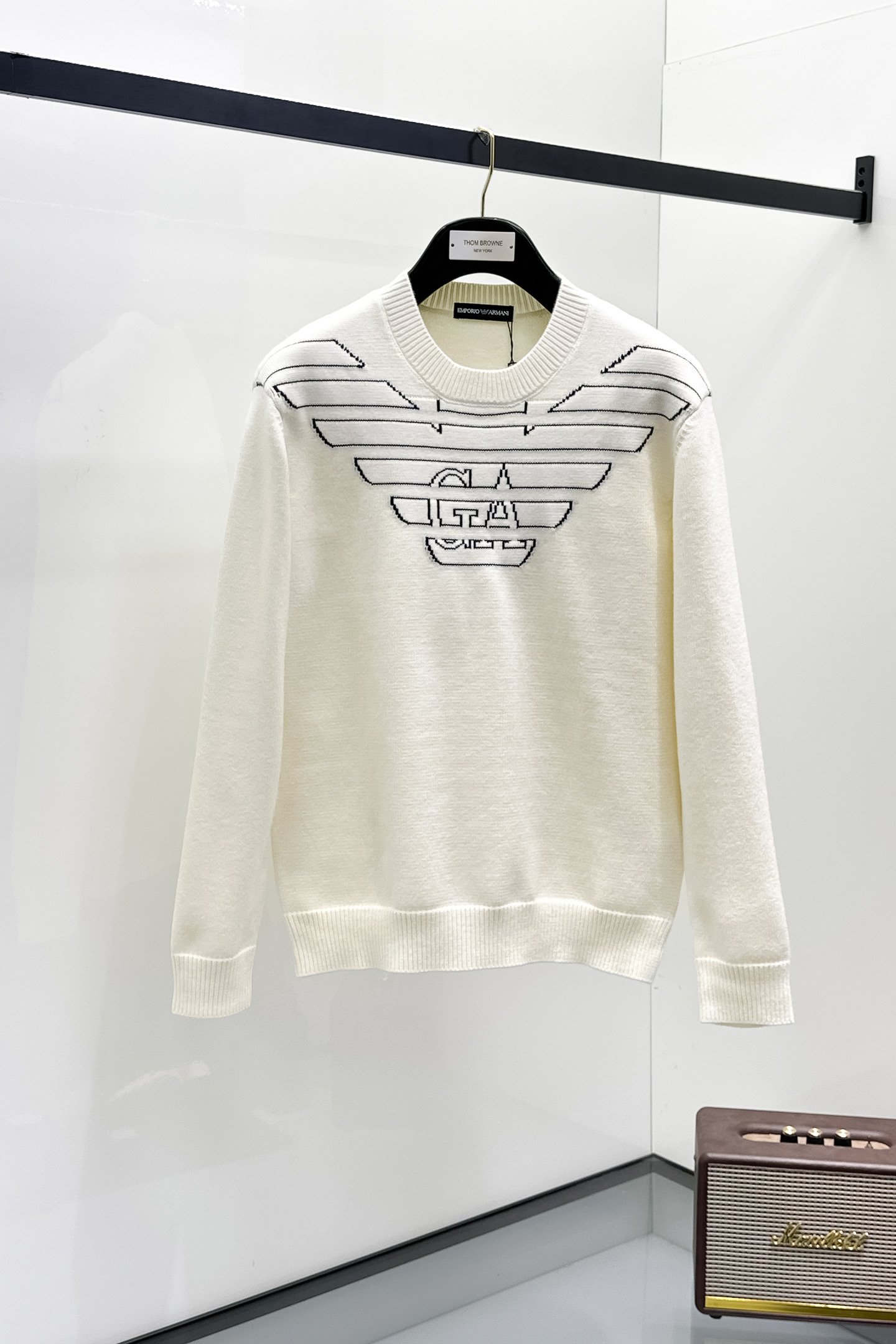 Giorgio Armani Pull Emporio Logo Ailé Brodé – Noir & Blanc