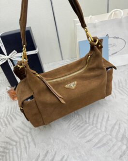 Sac à bandoulière en daim Prada — Élégance et luxe durable