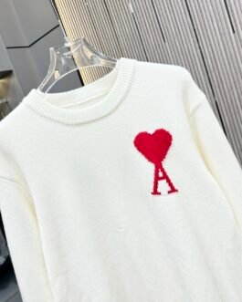 Pull en laine Ami Paris, élégance intemporelle et confort chaud