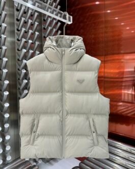 Doudoune sans manches Prada élégante en beige ou noir pour un style chic