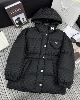 Doudoune Prada noire matelassée à capuche et poche triangle