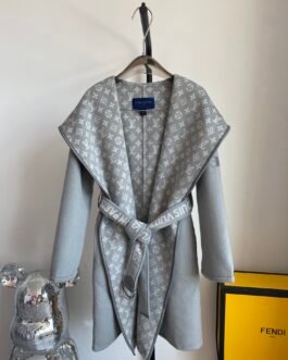 Manteau en cachemire Louis Vuitton à Capuche et Ceinture Élégance et Confort