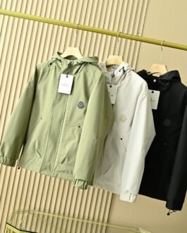 Veste Moncler à capuche – Coupe légère et imperméable 3 coloris