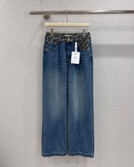 Jean Dior en denim bleu à détails monogrammés