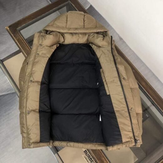 Fendi Doudoune à capuche avec patch logo