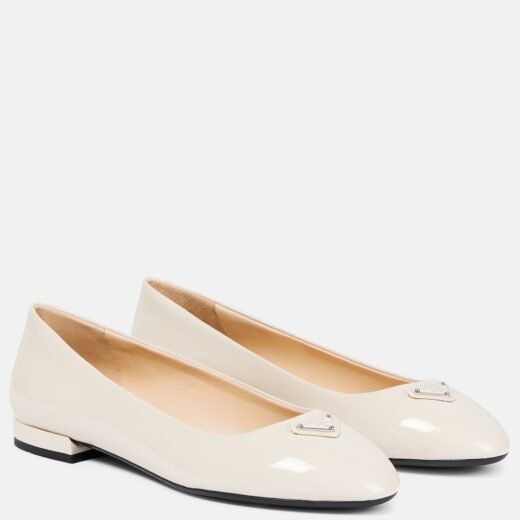 Prada Ballerines en cuir verni à logo