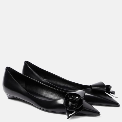 Prada Ballerines Fleur Vernies – Cuir Noir à Bout Pointu