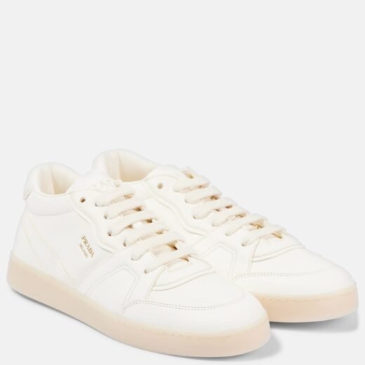 Prada Baskets en cuir à logo