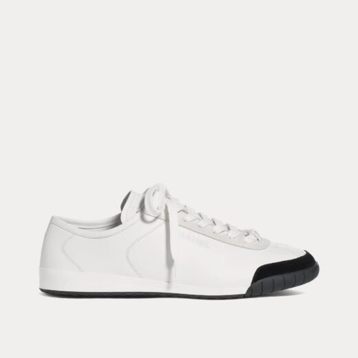 Chanel Baskets basses blanches en cuir de veau et daim – 35