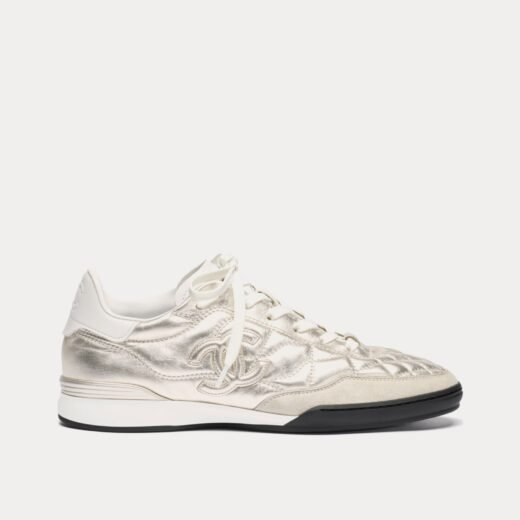 Chanel Baskets basses en cuir de veau laminé argent/blanc – 35