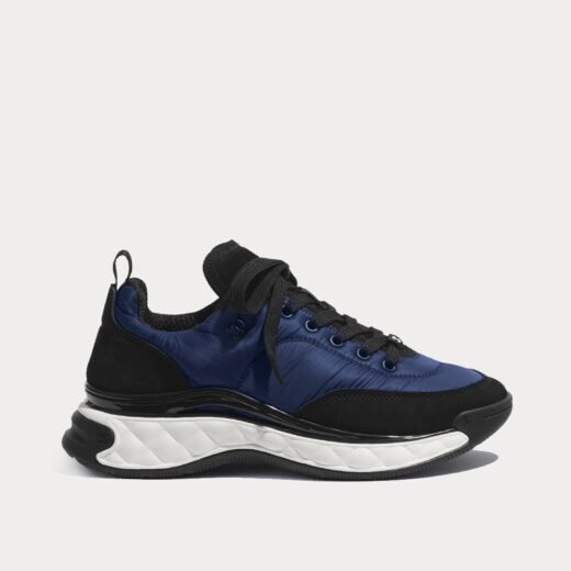 Chanel Baskets basses en nylon et cuir de veau suédé bleu marine – 35