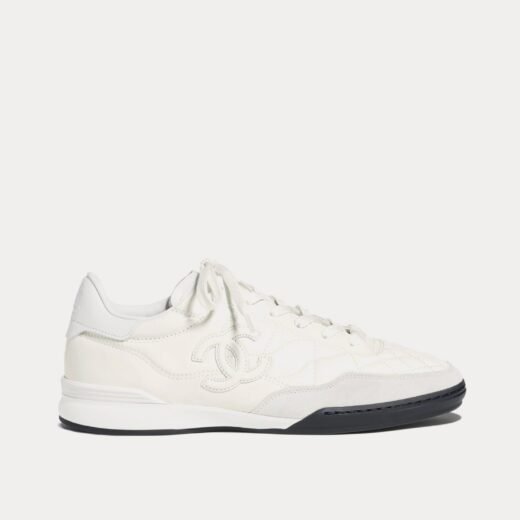 Chanel Baskets basses en cuir de veau brillant blanc – 35