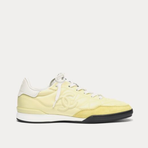 Chanel Baskets basses en cuir de veau brillant jaune – 35