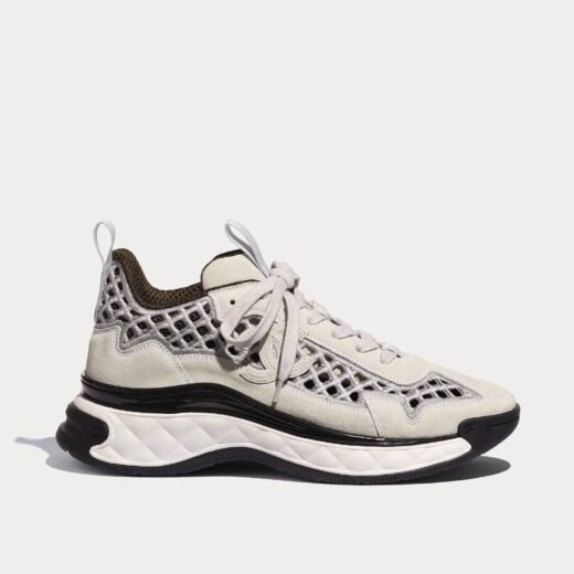 Chanel Baskets basses en cuir de veau suédé et broderies écrues et grises – 35