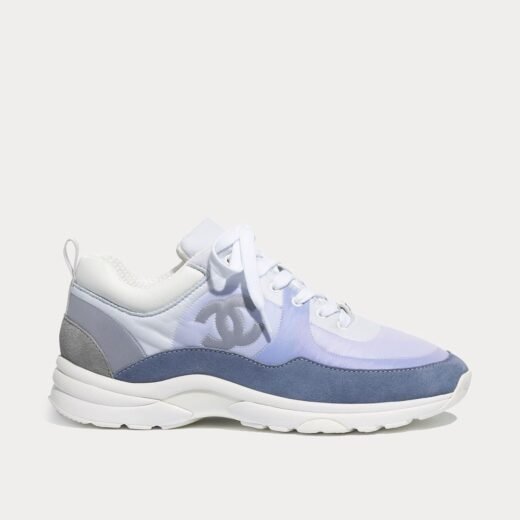 Chanel Baskets basses en cuir de veau suédé et nylon bleu ciel – 35